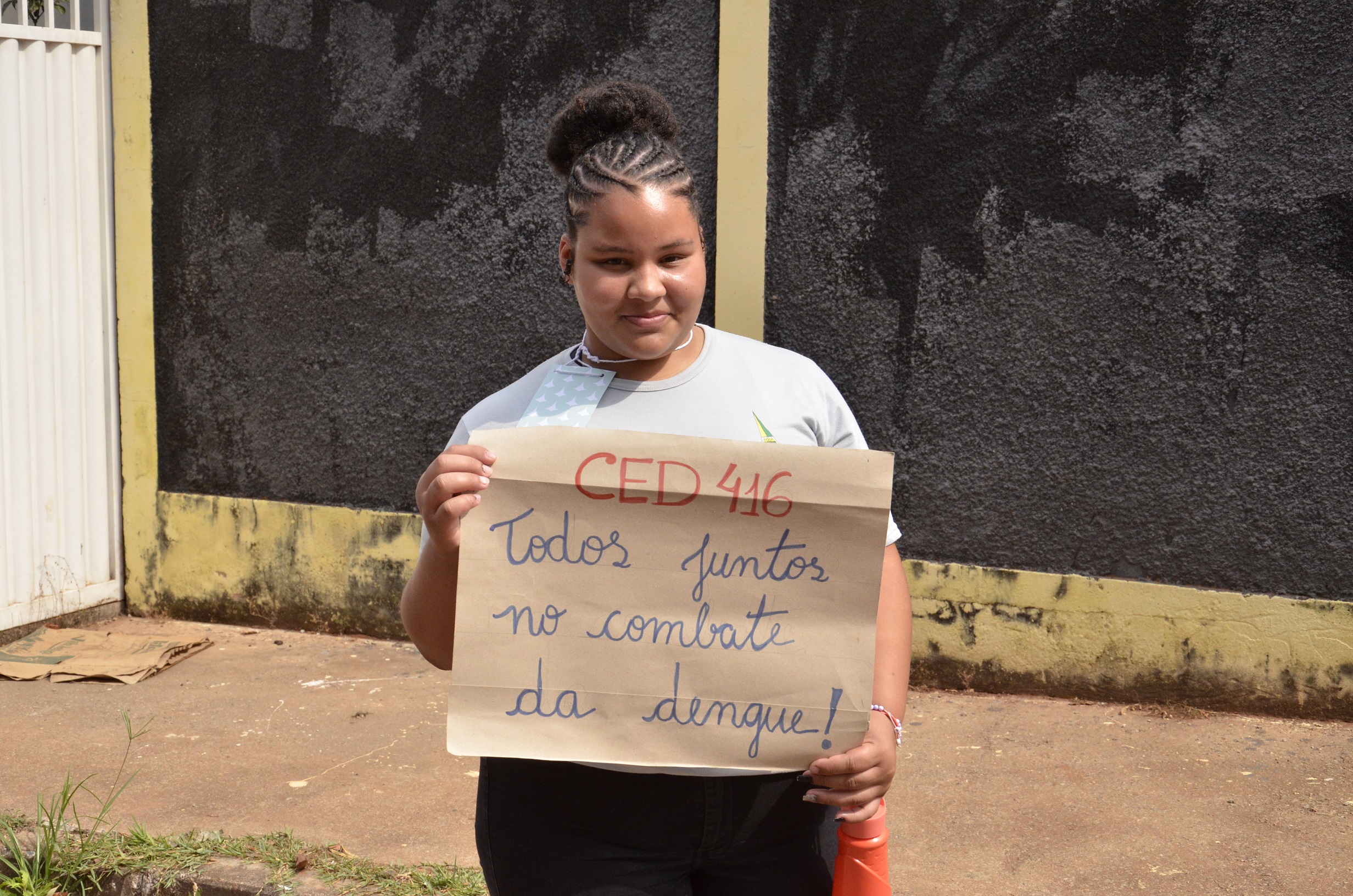 Capa da notícia: Estudantes de Santa Maria realizam “pedágio” em ação contra dengue