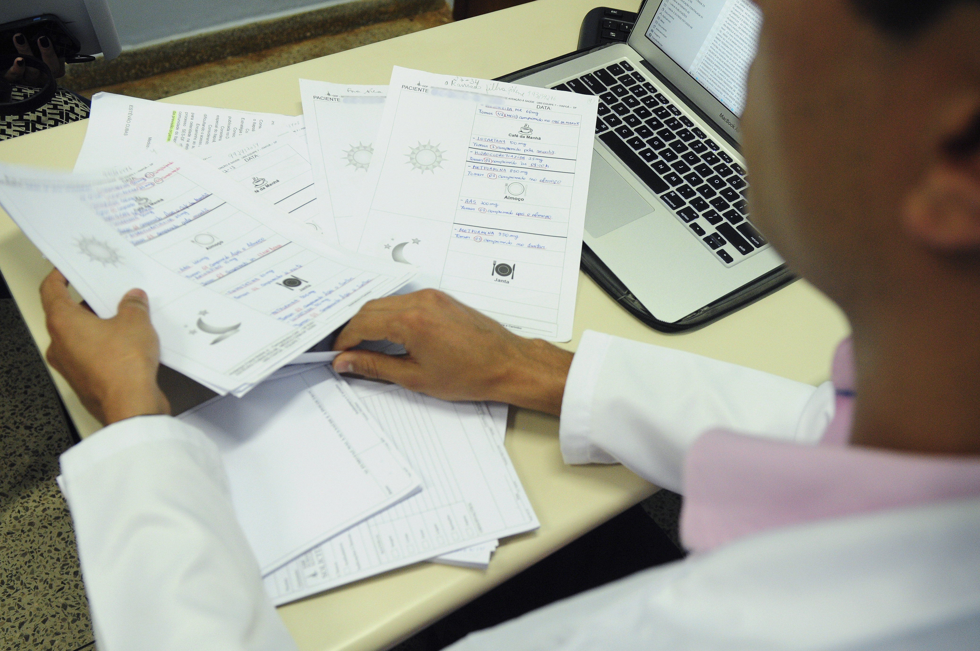 Capa da notícia: Receitas médicas da rede pública do DF terão modelo com linguagem simplificada