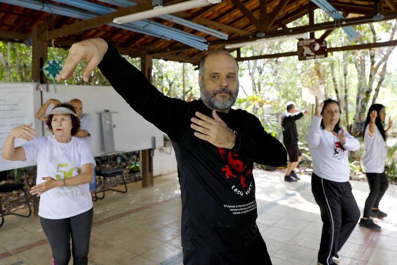 Capa da notícia: Prática de tai chi leva qualidade de vida a pacientes da rede pública de saúde do DF