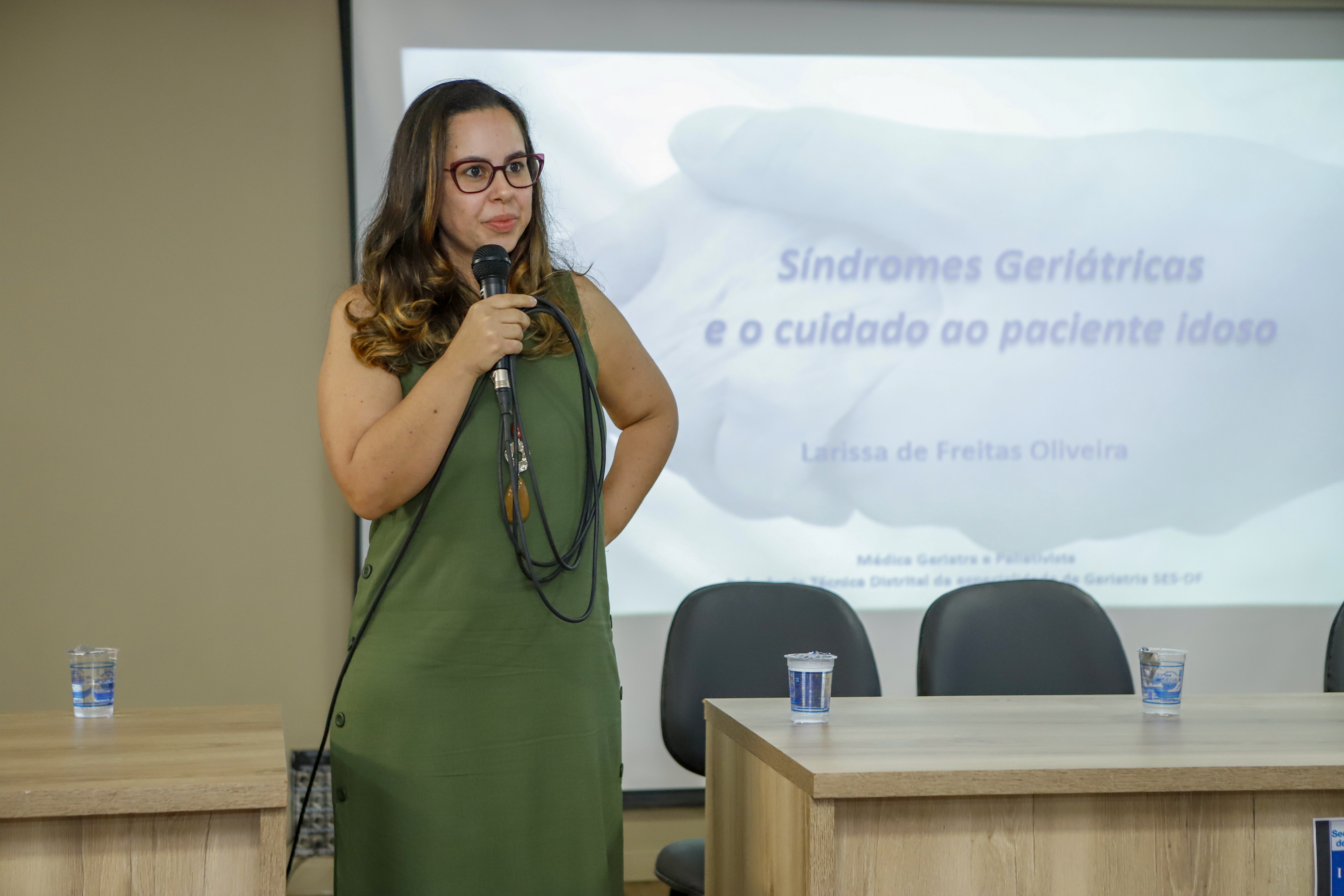 Capa da notícia: Servidores de saúde do DF participam de oficinas sobre cuidados com idosos