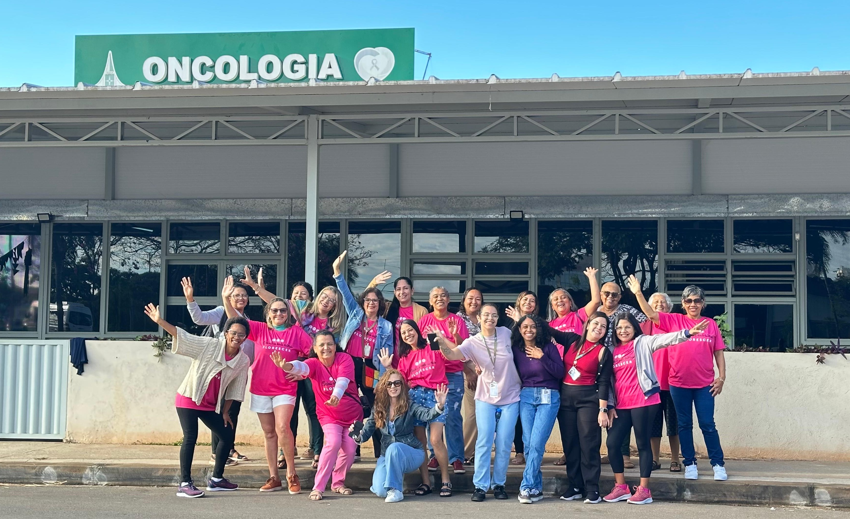 Capa da notícia: Pacientes oncológicas do HRT fazem passeio à beira do Lago Paranoá