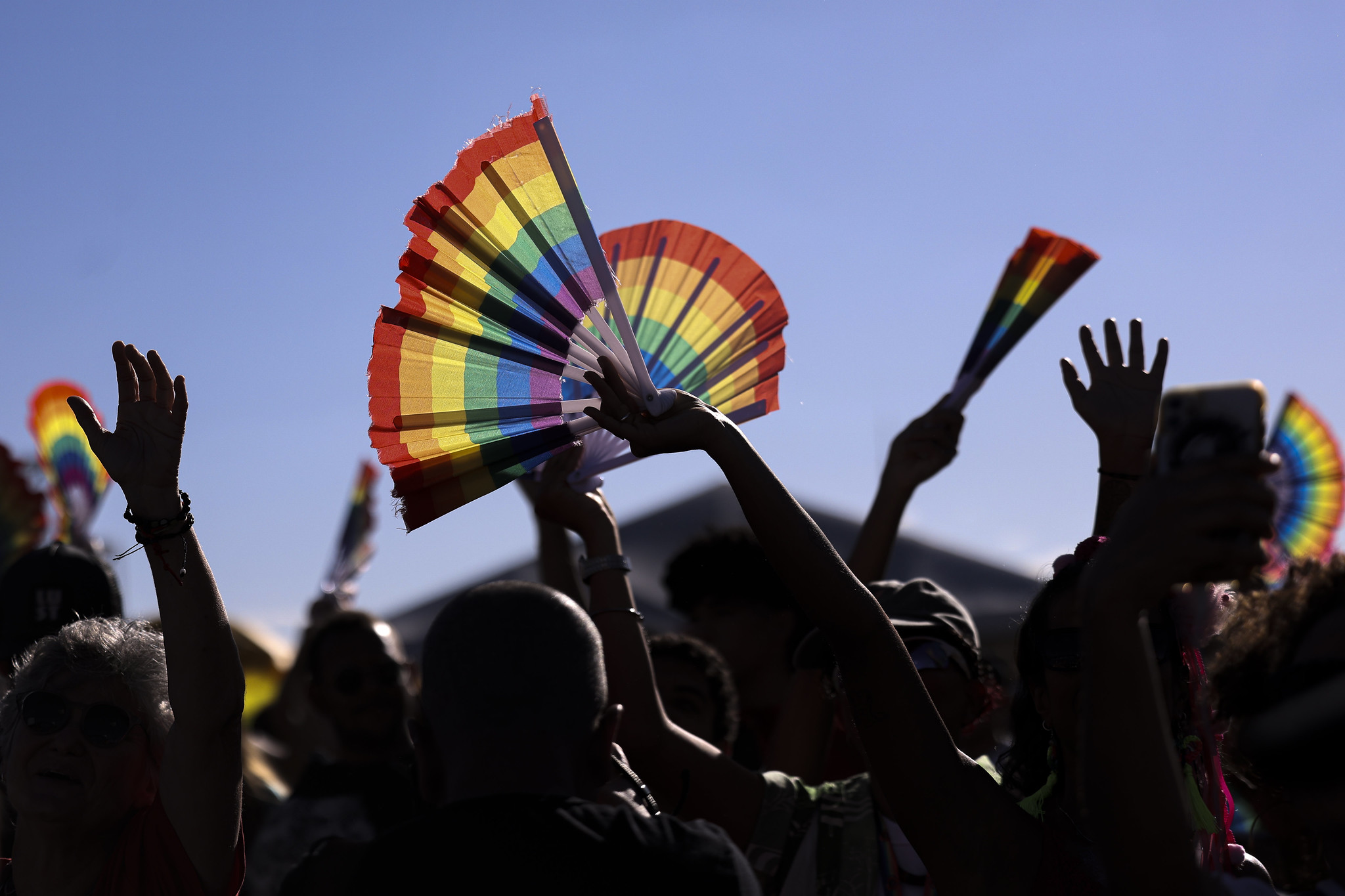 Capa da notícia: Saúde leva serviços e prevenção à Parada do Orgulho LGBTQIAPN+ 